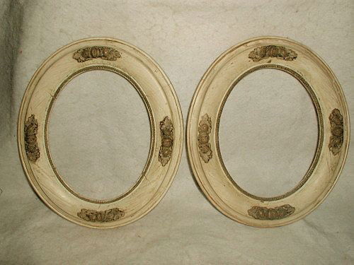 Italian carved frames acorn pair 19th century: Pair of Italian carved antique cream oval frames ,the graining showing through from mid 19th century. Deep tan wooden bead work along the interior which matches the carved acorn,nut and berry raised m