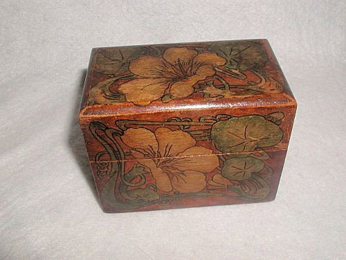 Scottish card box hand made painted late 19th century: Beautiful little Scottish wooden box for 2 decks of playing cards decorated on the exterior by hand with Nasturtiums in a golden yellow and their leaves and vines in green cover the top and 4 sides.A 
