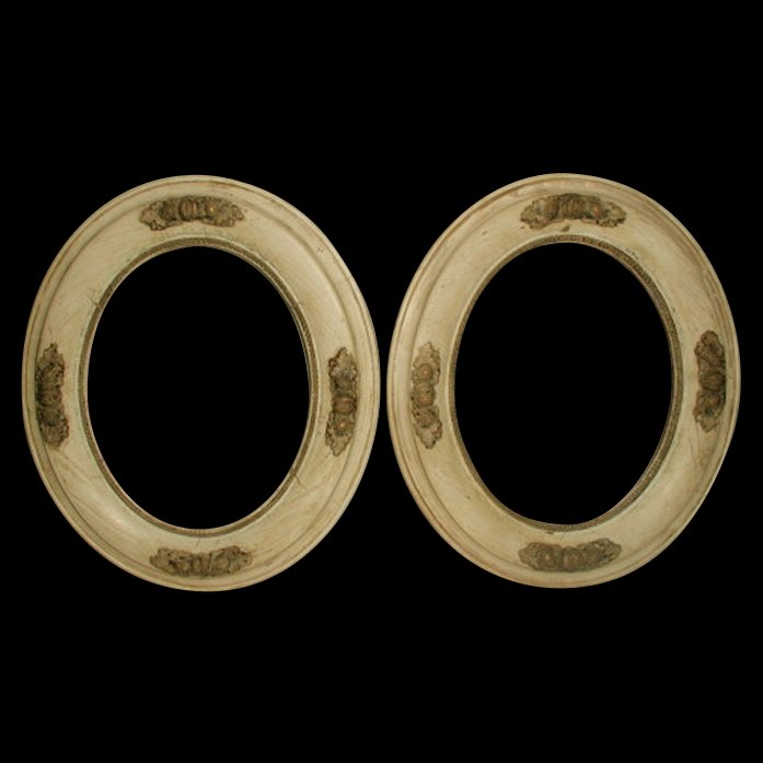 Acorn Carved Frames Italy 19th Century: Pair of Italian carved antique cream oval frames ,the graining showing through from mid 19th century. Deep tan wooden bead work along the interior which matches the carved acorn,nut and berry raised m