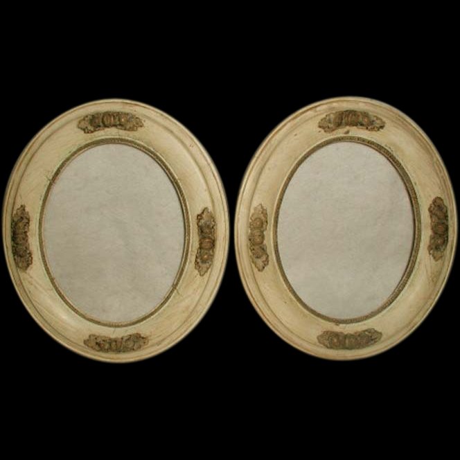Italian Acorn Frames Oval 19th Century: Pair of Italian carved antique cream oval frames ,the grain, showing through from mid 19th century. Deep tan wooden bead work along the interior which matches the carved acorn,nut and berry raised mot