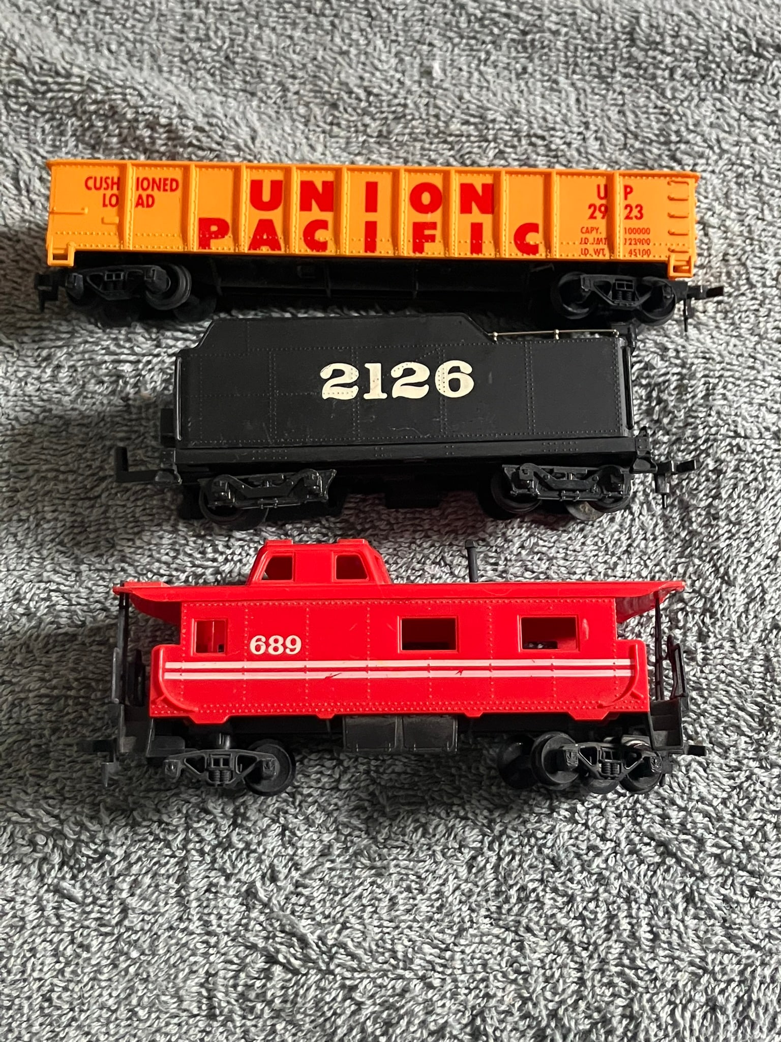 Lot of 3 N Scale Train Cars – Union Pacific Gondola, #2126 Coal Tender & Red Caboose #689 – (1 of 3)