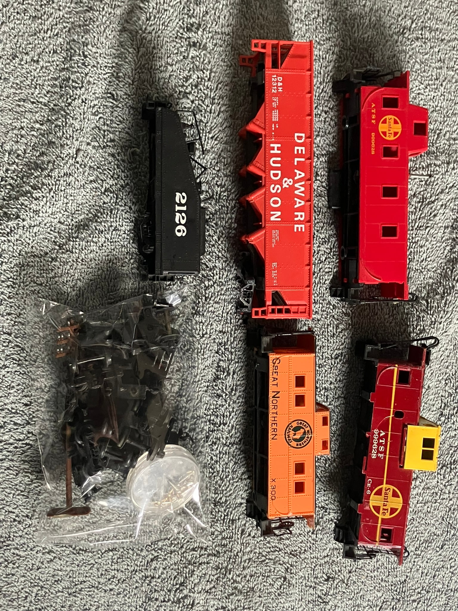 Lot of 4 N Scale Train Cars + Spare Parts Lot – ATSF, Delaware & Hudson, Great Northern, Coal (1 of 3)