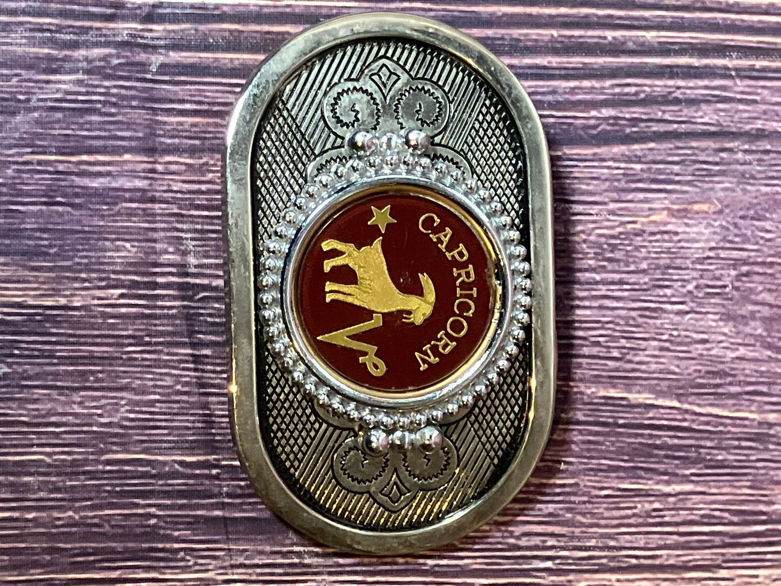 Vintage Zodiac Capricorn Belt Buckle Etched Metal Western Style Astrology: Features:Zodiac Sign: CapricornDesign: Gold goat symbol & star on deep red medallionMaterial: Plated metal (likely zinc alloy / steel)Style: Western / retro astrologyCondition: Good vintage condition