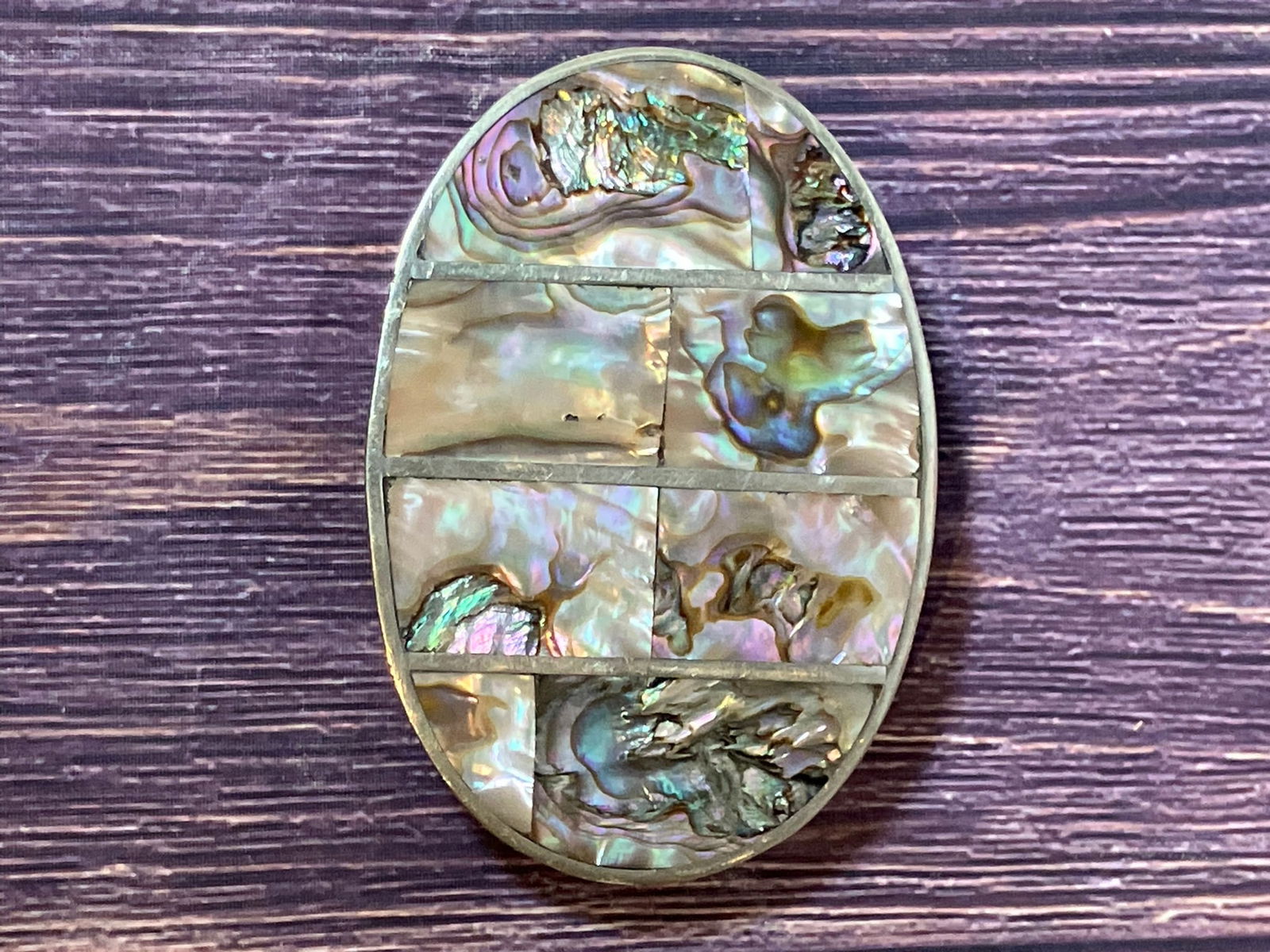 Vintage Abalone Shell Inlay Belt Buckle – Oval Western Style – Mother of Pearl Mosaic: vintage oval belt buckle featuring a beautiful abalone and mother-of-pearl shell mosaic inlay. The natural iridescence shifts with light, showing blues, greens, purples, and cream tones. The buckle ha
