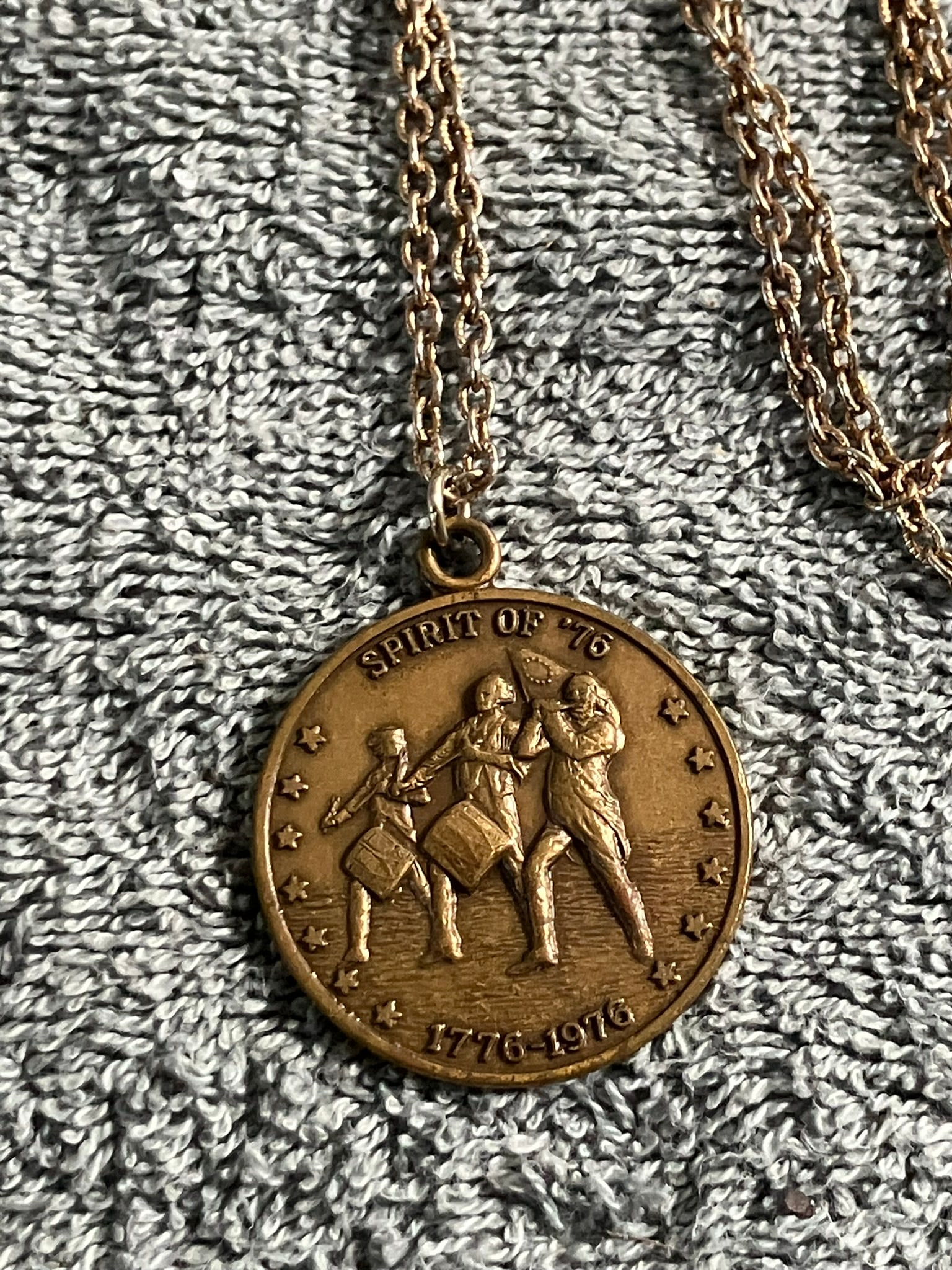 1976 Spirit of ’76 Bicentennial Medal w/ Registration Card – The Commemorative Mint USA: vintage 1976 “Spirit of ’76” Bicentennial Commemorative Medal Keychain, issued by The Commemorative Mint, Providence, Rhode Island. This collectible features:FeaturesFront: Raised depiction