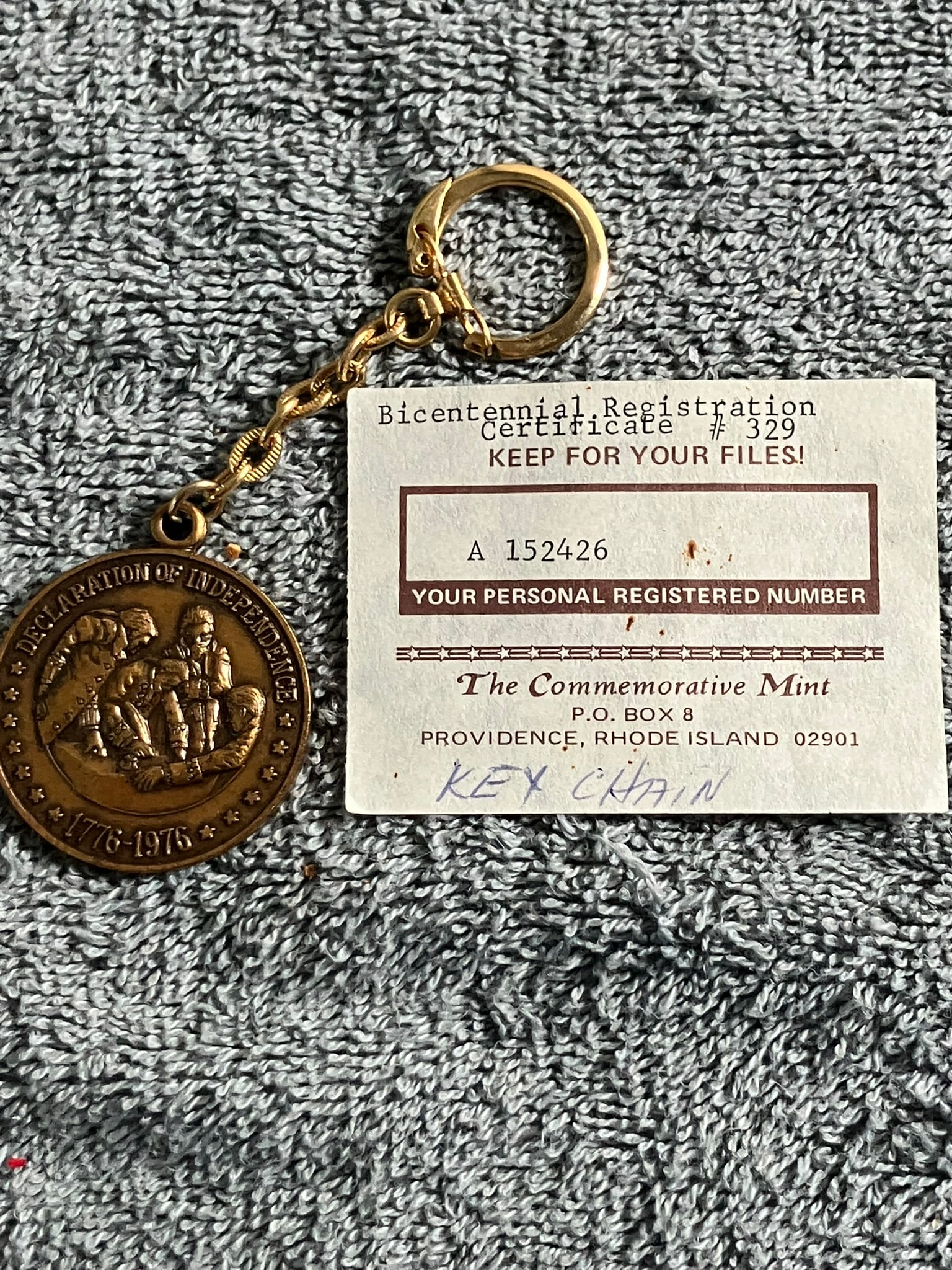 1976 Bicentennial Commemorative Mint Keychain – Declaration of Independence Medal w/ Certificate: 1976 Bicentennial Commemorative Keychain made by The Commemorative Mint, based in Providence, Rhode Island.Features:Brass-tone medallionDepicts “Signing of the Declaration of Independence”Date