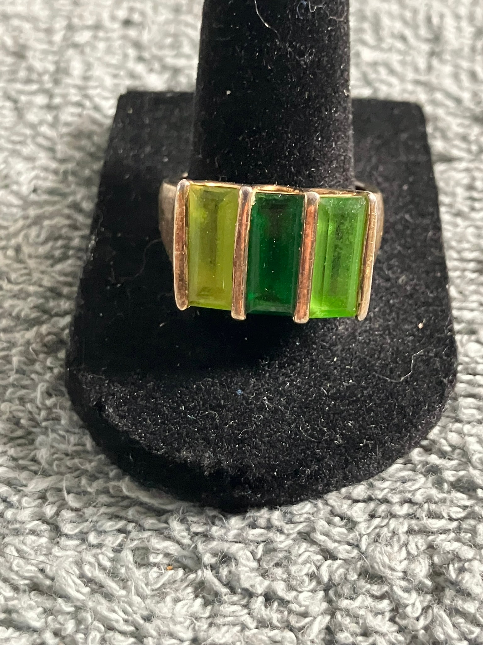 Vintage Mid-Century Green Glass Panel Ring – Gold-Tone Modernist Design MCM: vintage mid-century modernist-style ring featuring four rectangular green glass panels in varying shades from light chartreuse to deep emerald. The ring has a bold geometric aesthetic typical of 1960s