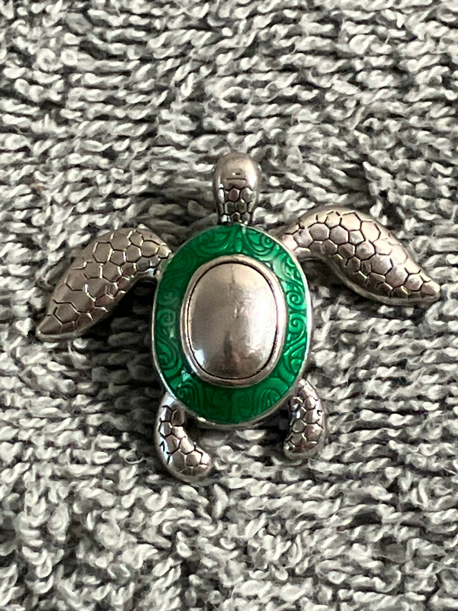 Vintage Sea Turtle Pendant – Green Enamel Shell – Silver-Tone Metal Ocean Marine Jewelry: vintage sea turtle pendant featuring a beautifully detailed silver-tone metal body and a vibrant green enamel shell with swirling decorative patterns. The design captures the charm of a sea turtle in