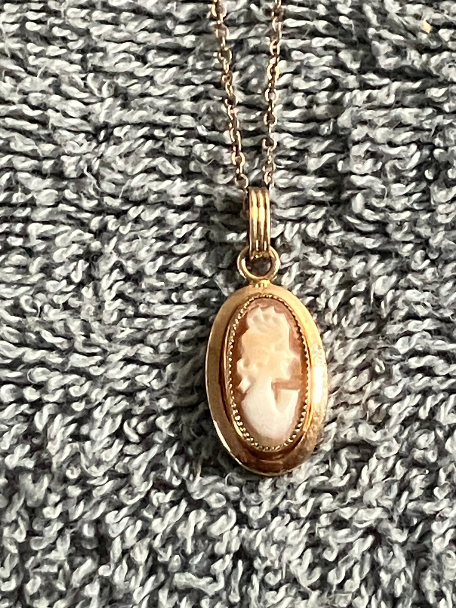Vintage 12K GF Small Shell Cameo Pendant Necklace – Gold Filled Oval Cameo – Antique Style (1 of 2)