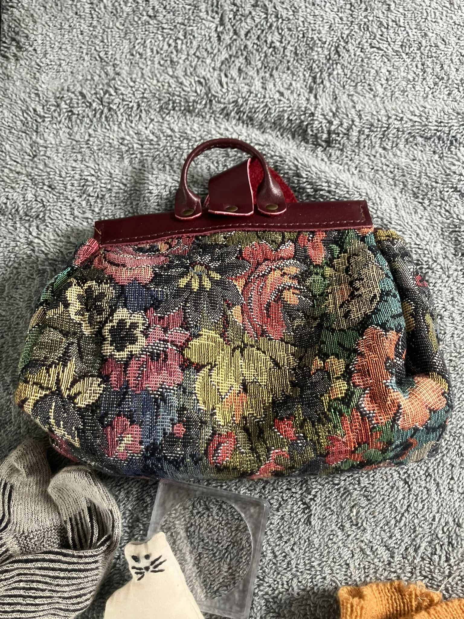 Pleasant Company American Girl Vintage Accessory Lot – Tapestry Bag, Hospital Band, Socks: This listing is for a mixed lot of vintage Pleasant Company / American Girl accessories from the early to mid-1990s era. All items come from the Pleasant Company period before Mattel and are ideal for