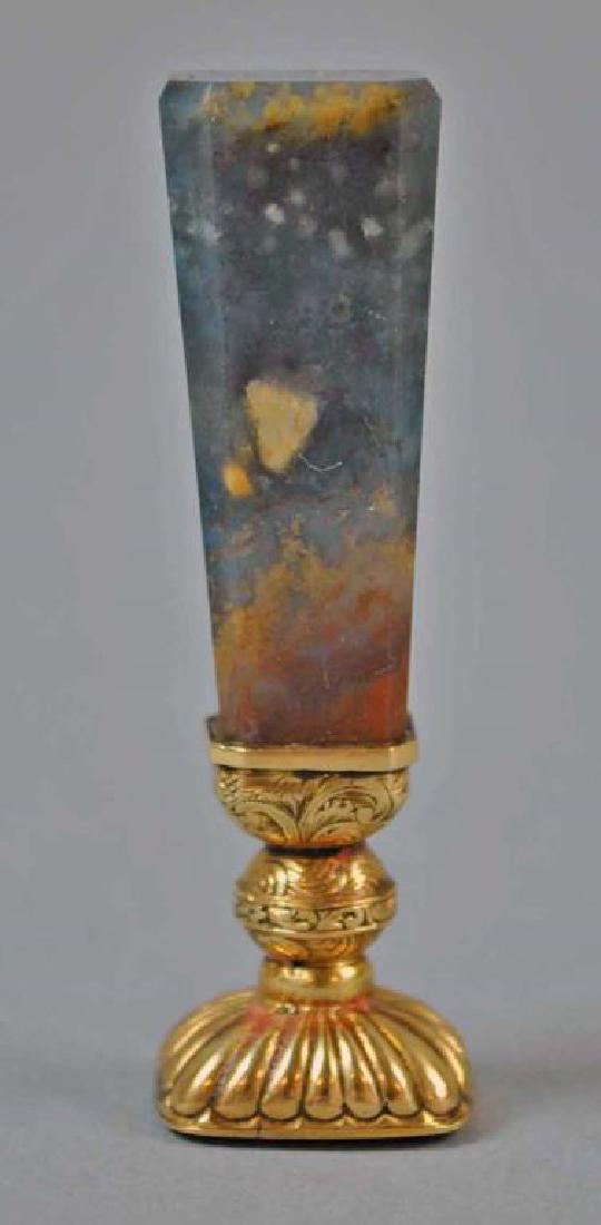 18K & AGATE DESK SEAL: the agate seal face with intaglio scrolling monogram, the scroll and fluted mount tests 18K, 2.25in.