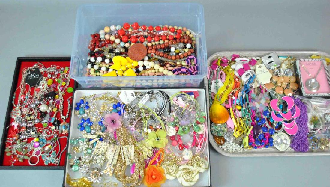 (100+) COSTUME NECKLACES: including chunky chokers, plastic beads, etc., overall good condition, all stones appear intact