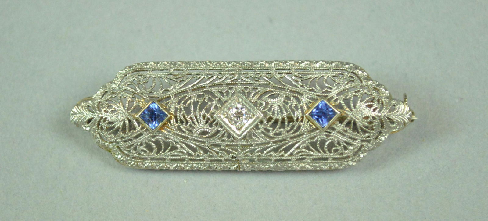 ART DECO PLATINUM-TOP DIAMOND FILIGREE BAR PIN (1 of 2)