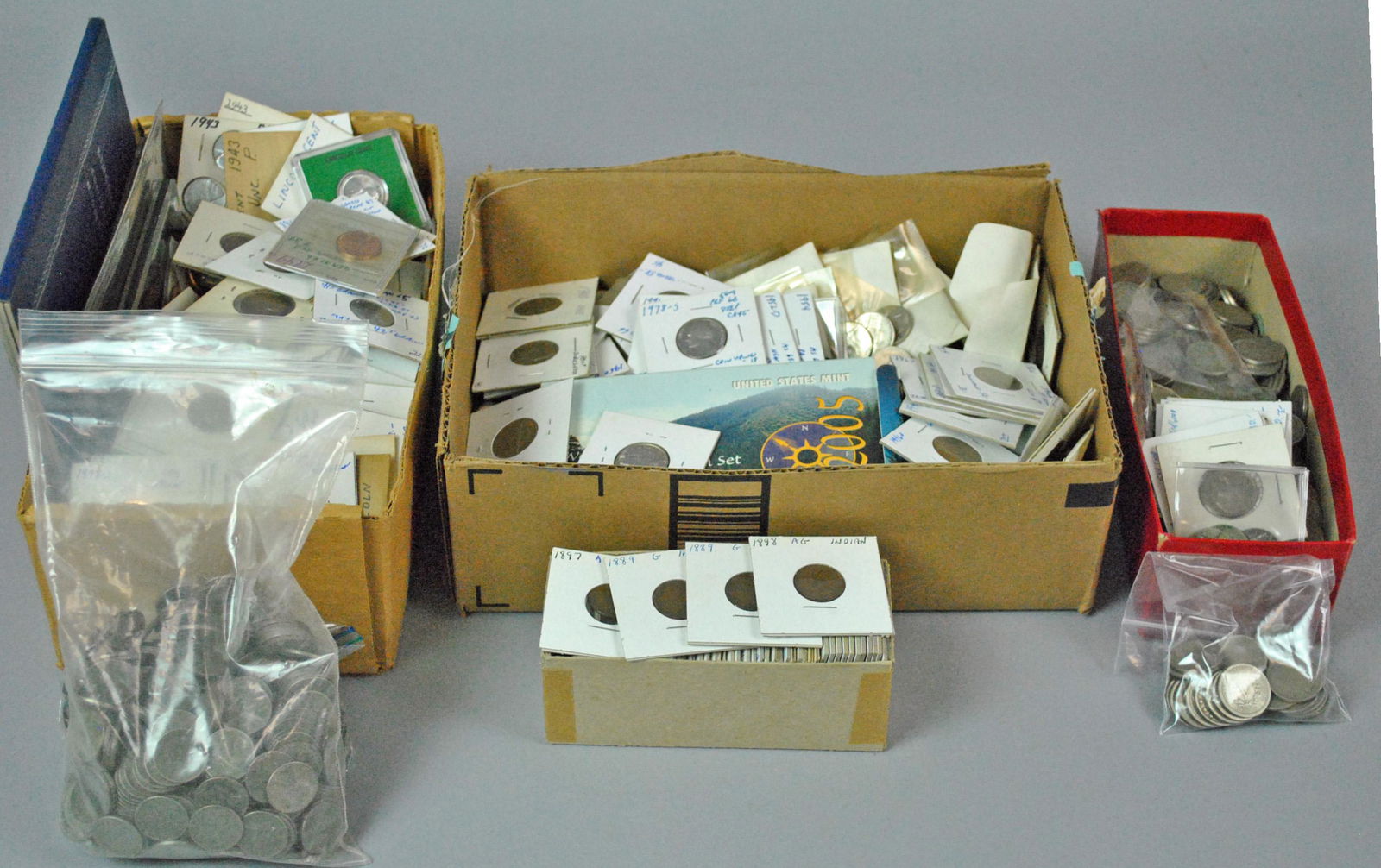 LARGE GROUP OF UNSEARCHED US COINS (1 of 5)