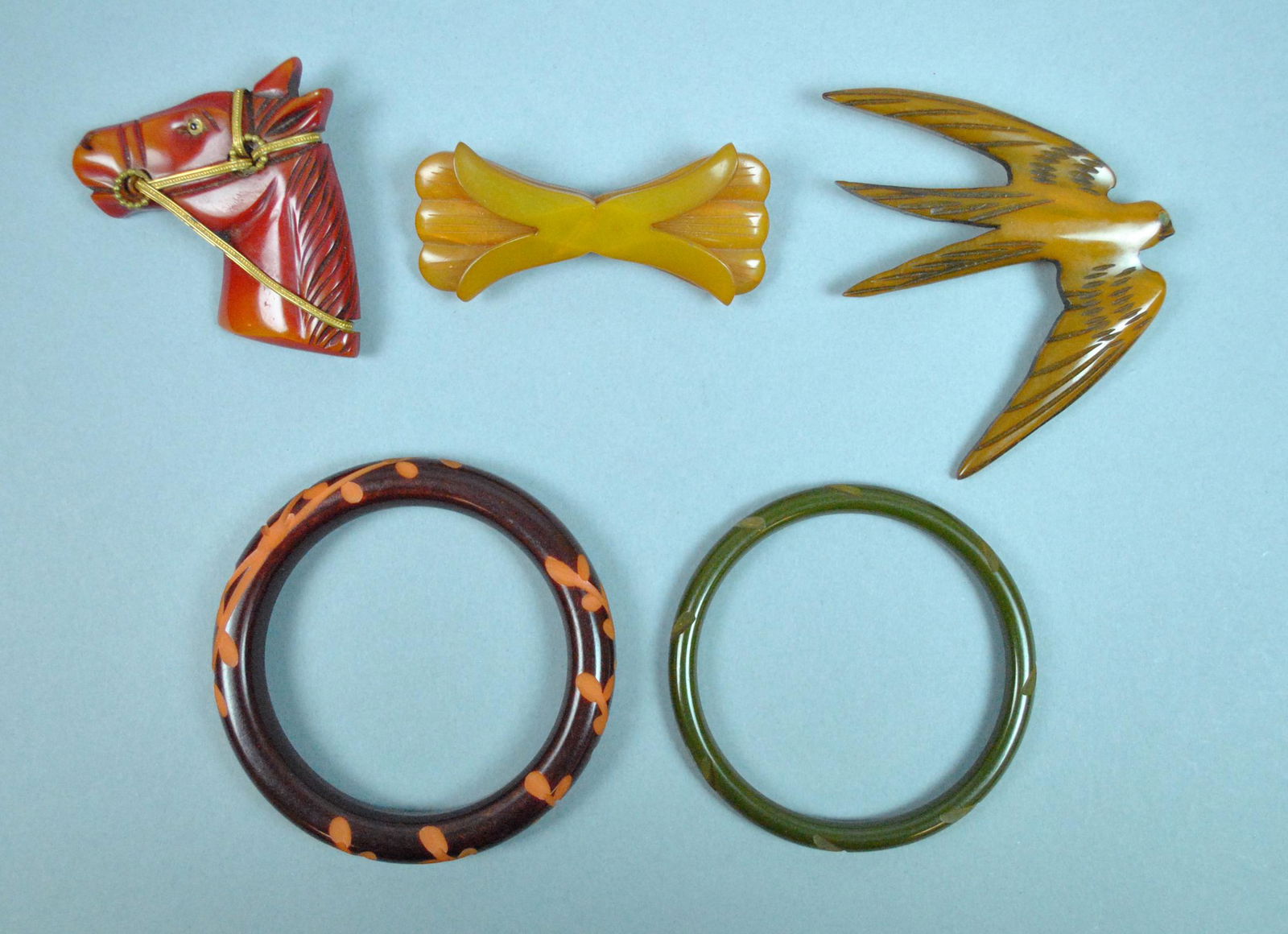 (5) PIECE VINTAGE BAKELITE JEWELRY GROUP (1 of 2)