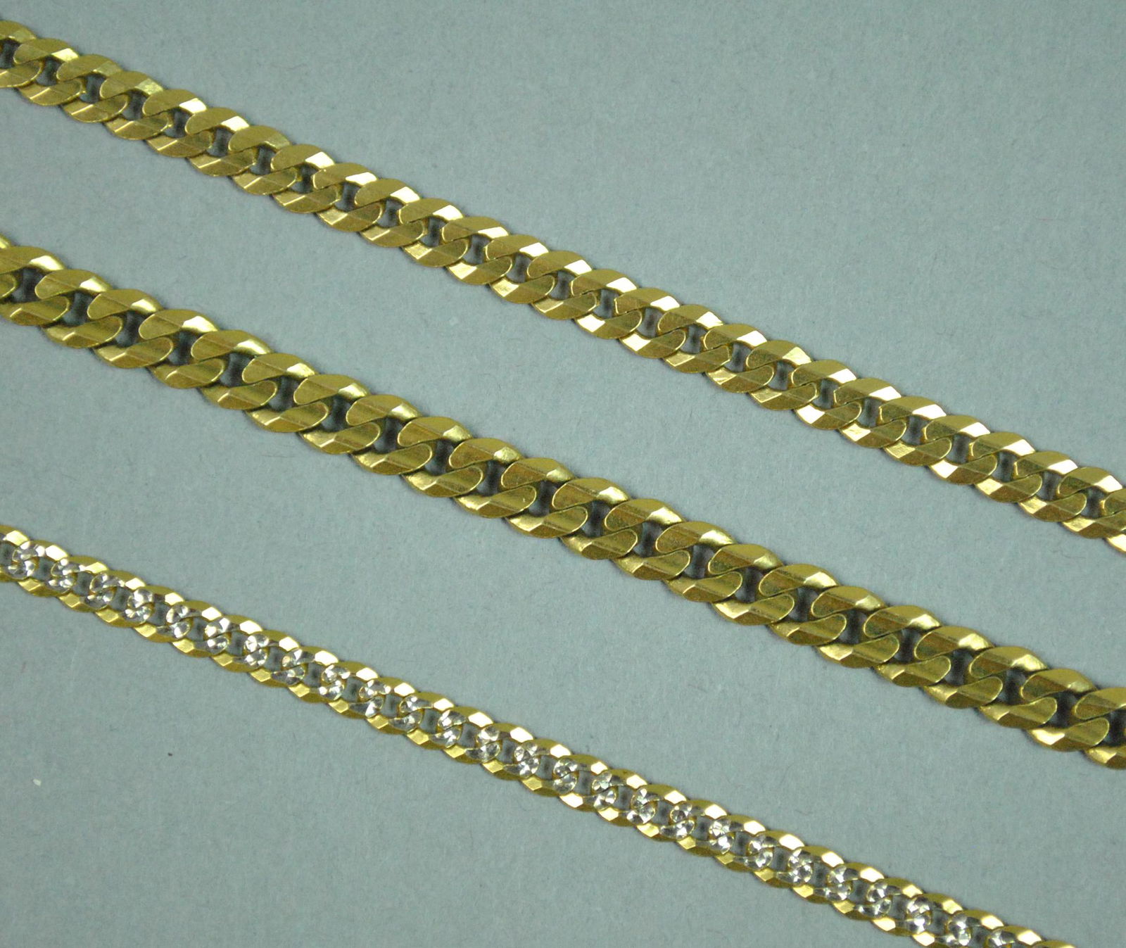 (3) 14K CURB LINK BRACELETS: (3) 14K CURB LINK BRACELETS including a diamond-cut Italian bicolor example, all stamped 14K, 7-8in., gross weight 14.7gms.