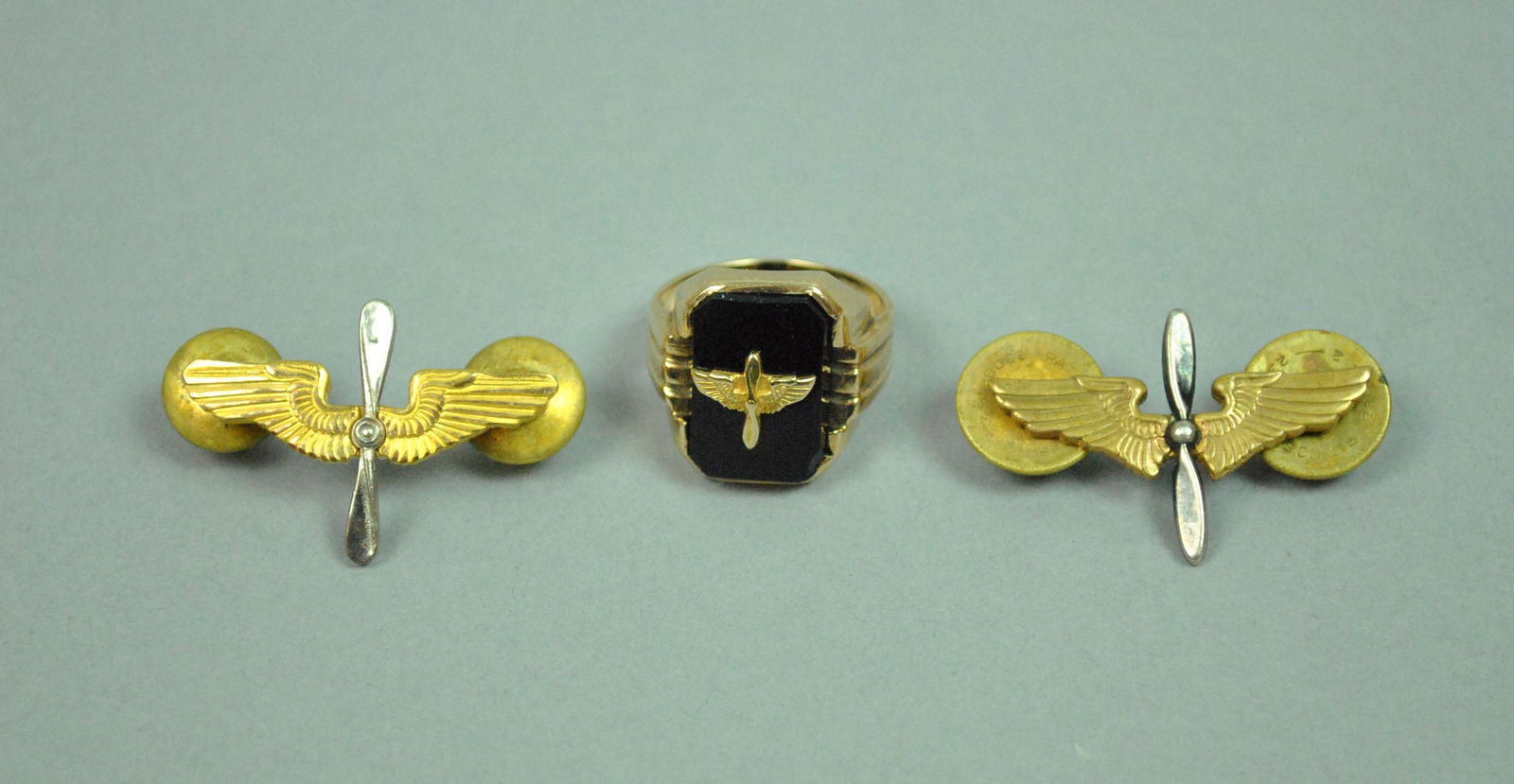 U.S. AIR CORPS 10K INSIGNIA RING & GOLDTONE PINS (1 of 2)
