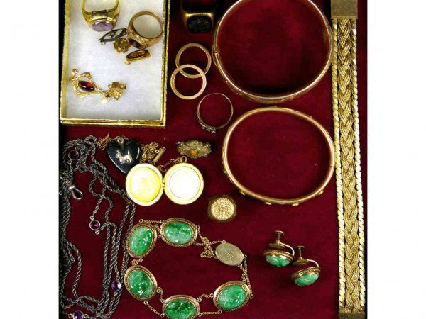 20-PIECE VINTAGE JEWELRY GROUPING: comprising 10K rings and fraternal pins, bright-cut bangles, lady's fob with amethyst stones, gent's intaglio ring depicting a coat of arms, pair of eternity rings attributed to ruby, etc., gross weig