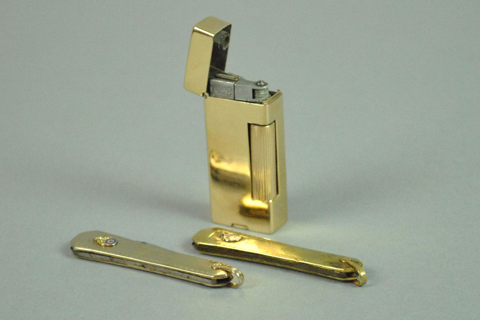 GENT’S GOLD DUNHILL LIGHTER AND 2 POCKET KNIVES (1 of 3)