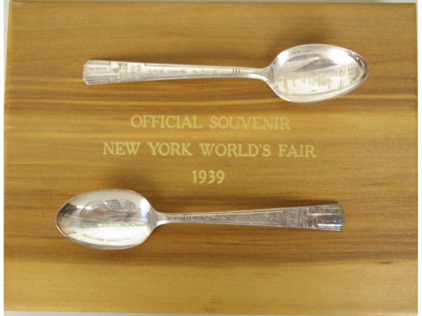 SET OF TWELVE 1939 NY WORLD'S FAIR SPOONS IN BOX: SET OF TWELVE 1939 NY WORLD'S FAIR SPOONS IN BOX
