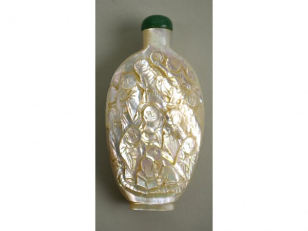 CHINESE WHITE JADE OR MOTHER-OF-PEARL SNUFF BOTTLE