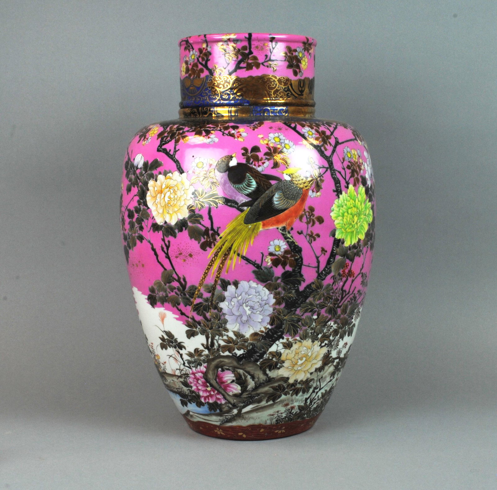 LARGE SIZE JAPANESE PORCELAIN JAR (1 of 7)