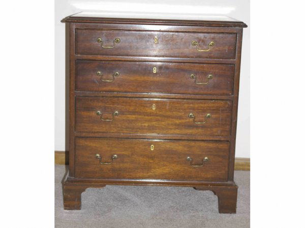 KITTINGER MAHOGANY OLD DOMINION BACHELOR'S CHEST: four graduated drawers, on bracket feet, bearing metal tag labeled Old Dominion, pattern 1645-LH, 27x25x18in.