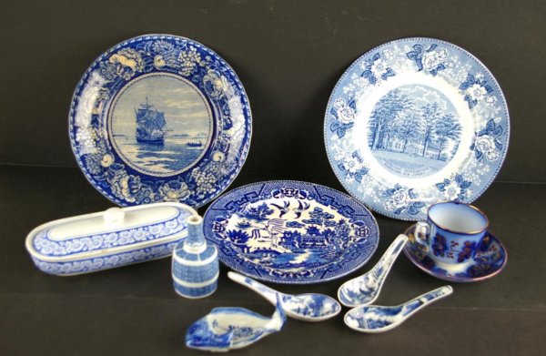 11-PIECE BLUE & WHITE CERAMICS GROUP: comprising an historical plate "The Mayflower in Plymouth Harbor", a Blue Willow plate, a flow blue luster cup & saucer, three Asian soup spoons, a fish-form holder, a covered dish, etc. The Knoop Col