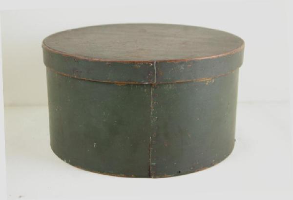 ANTIQUE GREEN-PAINTED ROUND PANTRY BOX: bentwood with lapped seams, square iron tacks, 11x6in.