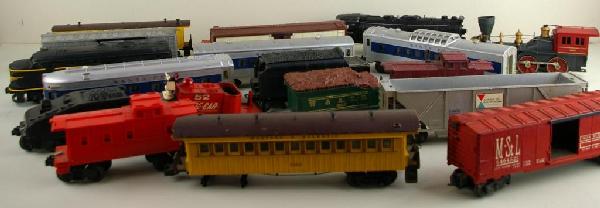 GROUP OF LIONEL TRAINS, PARTS AND ACCESSORIES: 30+ pieces including engines, freight cars, passenger cars and hoppers, a ZW and 1033 transformer, beacon tower, rotating radar tower, signals, lighting and more, all in played-with condition and many
