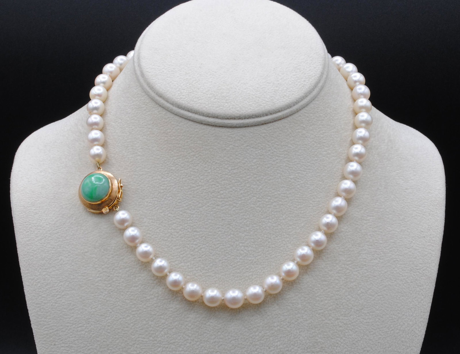 PEARL CHOKER WITH 14K JADE CLASP: single strand featuring 45 (7.5-8mm) cultured pearls, overall good condition with some typical blemishes and dimples, the clasp set with a (12mm) jade cabochon stone, in yellow textured gold stamped 1