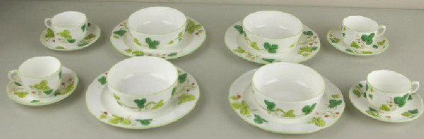 16-PIECE MINTON STRAWBERY-DESIGN LUNCHEON SET: including four each 8" plates, bowls, cups and saucers