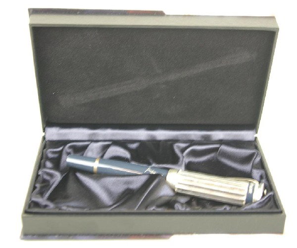 MONTBLANC CHARLES DICKENS LIMITED EDITION PEN mark: MONTBLANC CHARLES DICKENS LIMITED EDITION PEN marked Montblanc / 06879/18000 / Germany / Ag925", in original presentation box Note: This previously sold lot is being re-offered due to non-payment by a