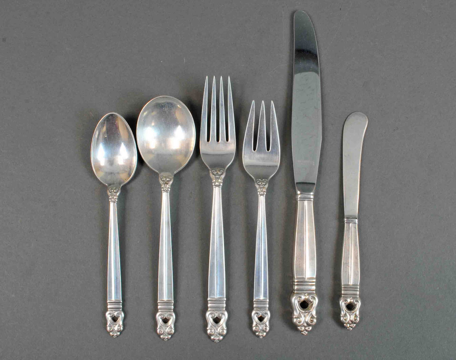 (86) PIECE INTERNATIONAL STERLING FLATWARE SERVICE (1 of 2)