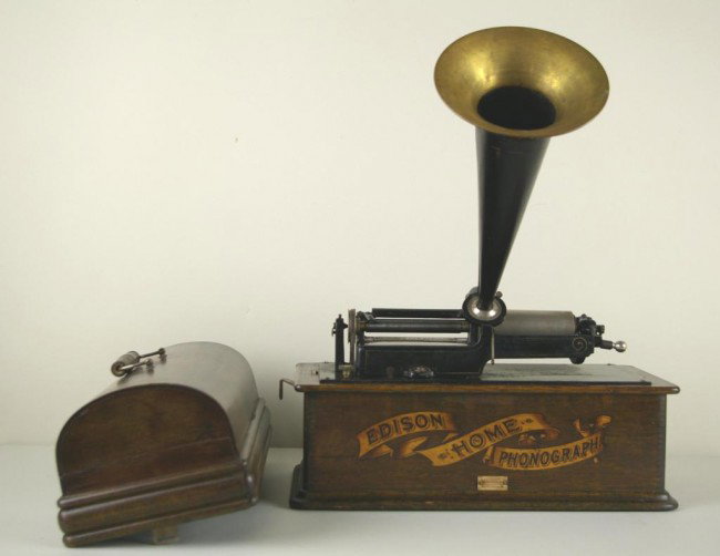 EDISON MODEL C OAK HOME PHONOGRAPH serial number H8: EDISON MODEL C OAK HOME PHONOGRAPH serial number H88205, overall with horn 21x18x8in.
