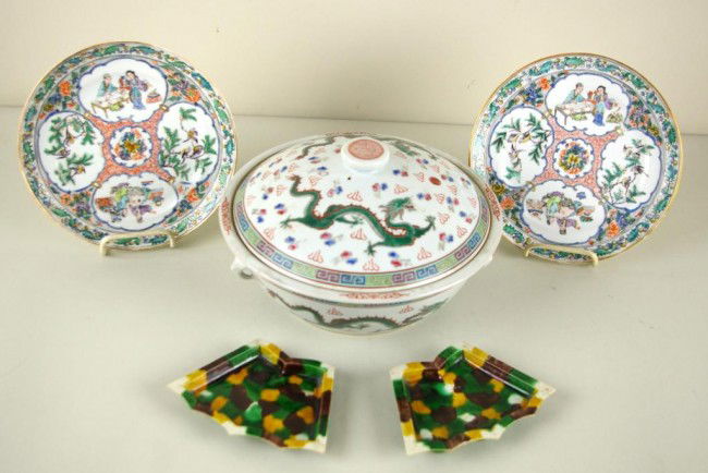 5-PIECE CHINESE CERAMIC GROUP comprising a 10" Fam: 5-PIECE CHINESE CERAMIC GROUP comprising a 10" Famille Verte covered bowl, a pair of 8" Famille Verte plates, and a pair of spinach and egg glazed fan dishes, most China Republic