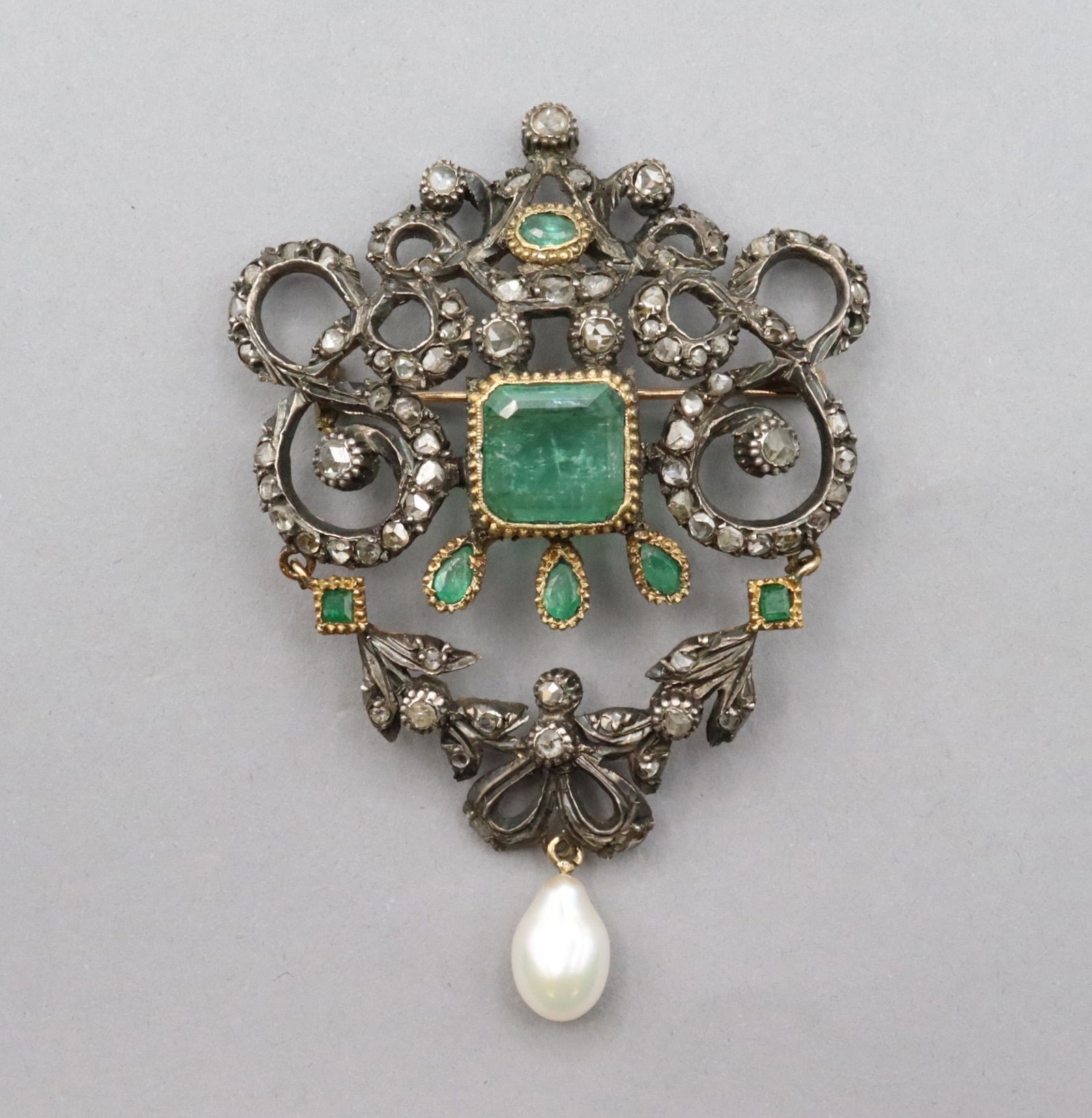 ANTIQUE SILVER TOP EMERALD & DIAMOND BROOCH (1 of 2)