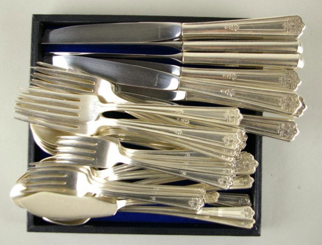 42-PIECE ROGERS BROTHERS SILVERPLATE FLATWARE SET: 42-PIECE ROGERS BROTHERS SILVERPLATE FLATWARE SET comprising 8 each place knives, place forks, cream soup spoons and iced tea spoons, 7 salad forks, a pair of small serving spoons and a butter spreade