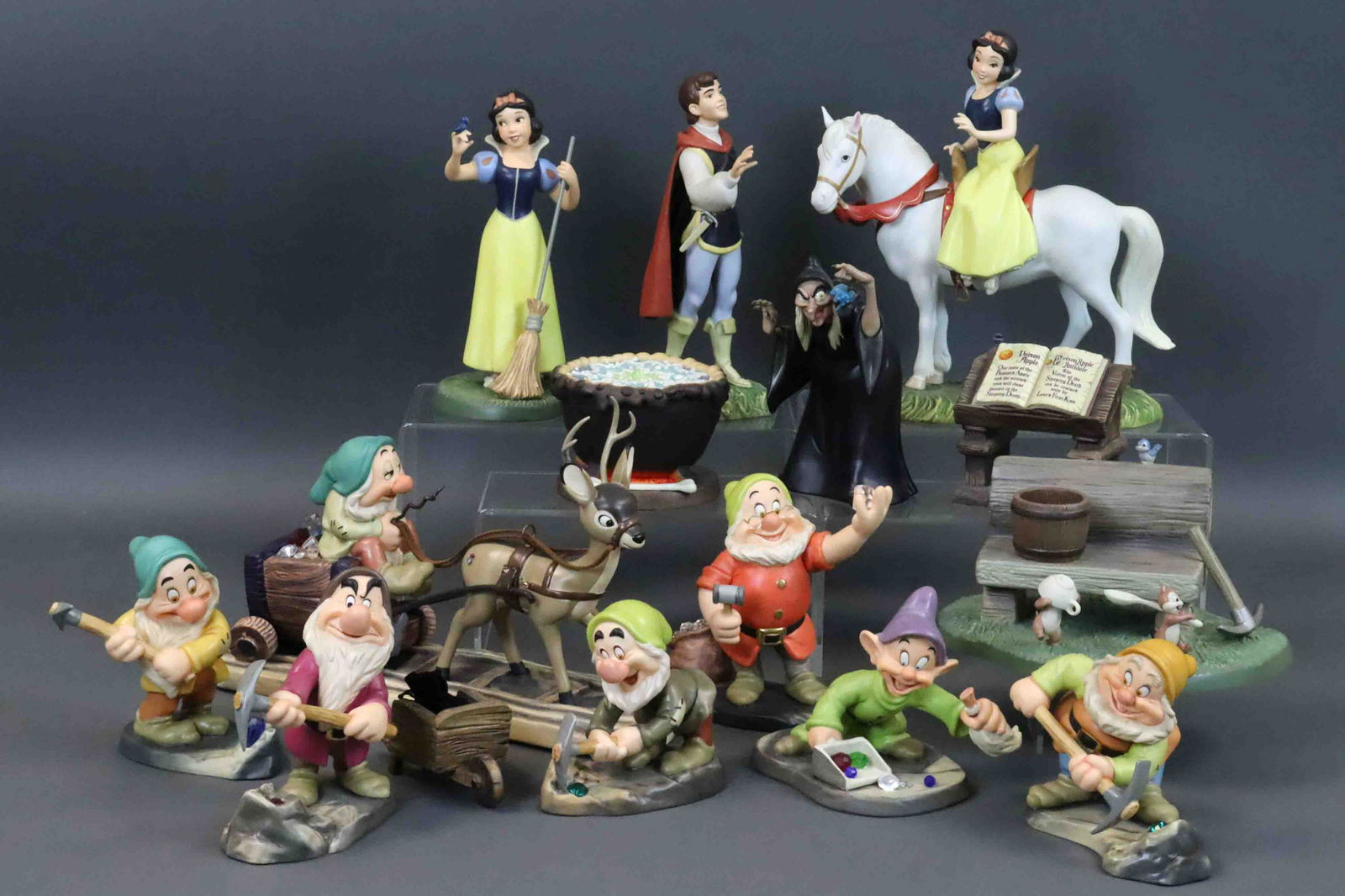 (15) PIECE DISNEY CLASSICS SNOW WHITE GROUP (1 of 4)