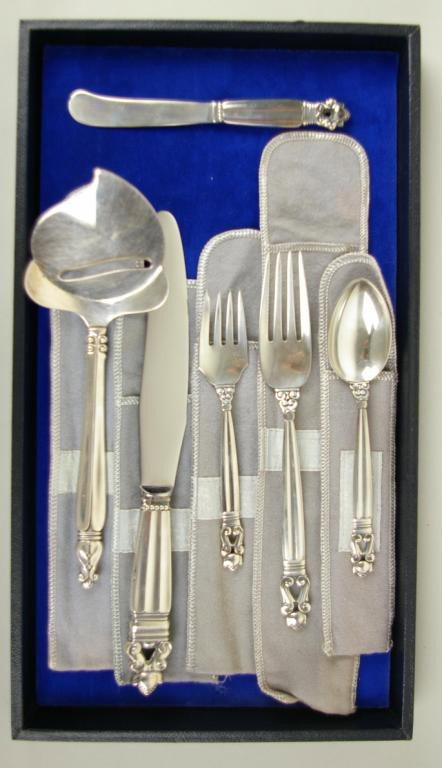 5-PIECE GEORG JENSEN STERLING PLACE SETTING: in Acorn pattern, comprising a sterling-handled place knife, place fork, salad fork, teaspoon and butter spreader, together with a Jensen-style silvertone cheese server marked Gramme, 5.3ozs. weighabl
