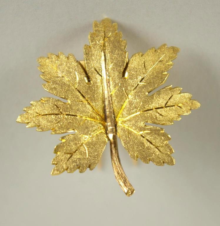 M. BUCCELLATI 18K LEAF-FORM CLIP: signed M. Buccellati, tests 18K, 1.25in., 5.7gms.