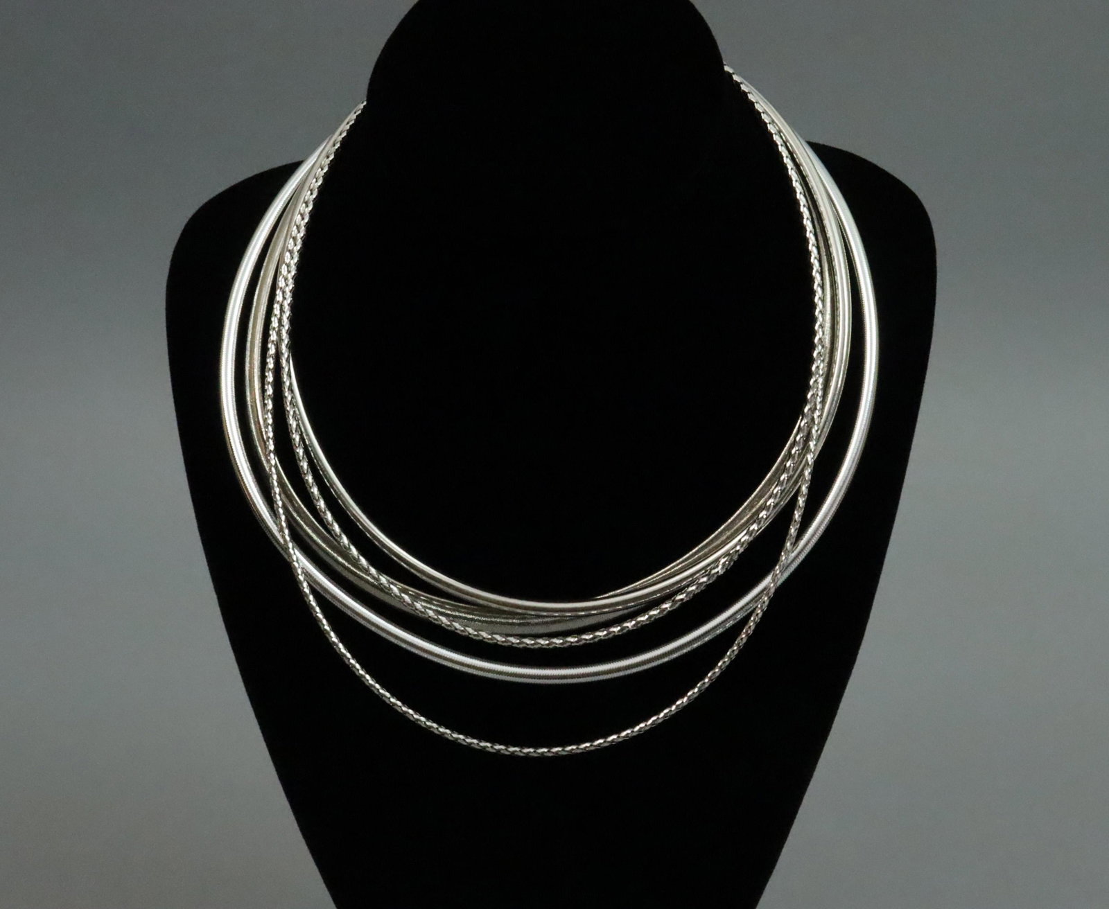 (5) 14K WHITE GOLD CHOKER NECKLACES: (5) 14K WHITE GOLD CHOKER NECKLACES most 18in. (one 20in.), including omega, woven omega, and 2 woven link, one with magnetic closure, 4 stamped Italy, all stamped 14K, gross weight 35.4gms., part of 