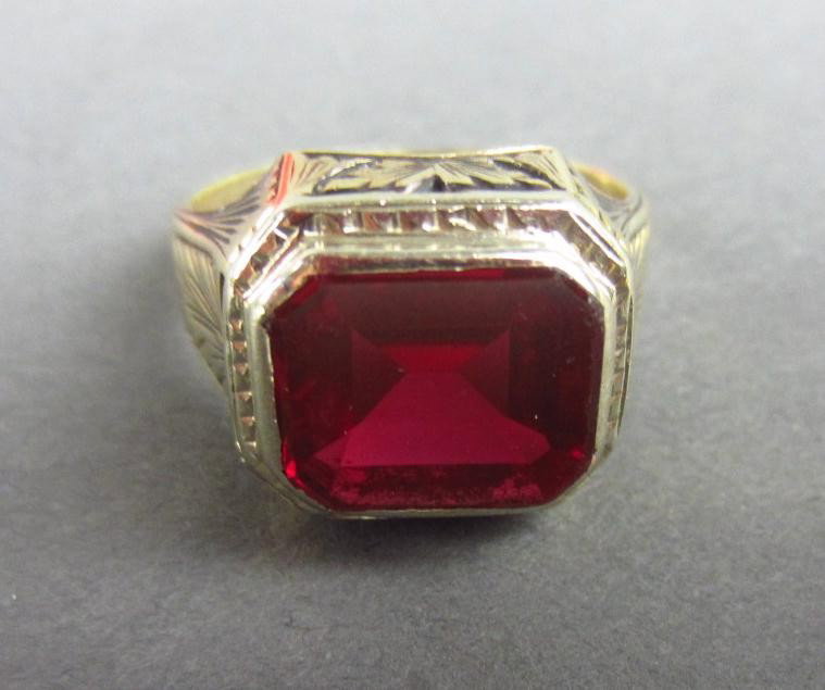 GENTS 14K RING WTIH RED-COLOR STONE: likely carnelian, yellow gold setting tests 14K, 7.8gms.