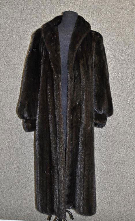 LADIES DARK BROWN MINK COAT: length 45in., width shoulder-to-shoulder 20in.