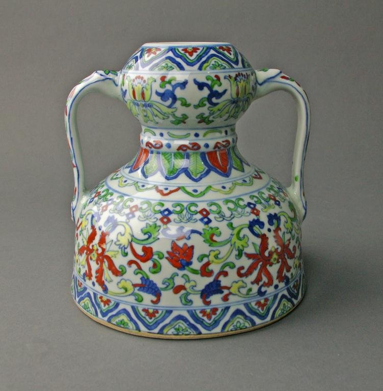 CHINESE DOU CAI PORCELAIN VASE: Da Qing Qianlong Nian Zhi six character mark, 20thC., 7.5in.