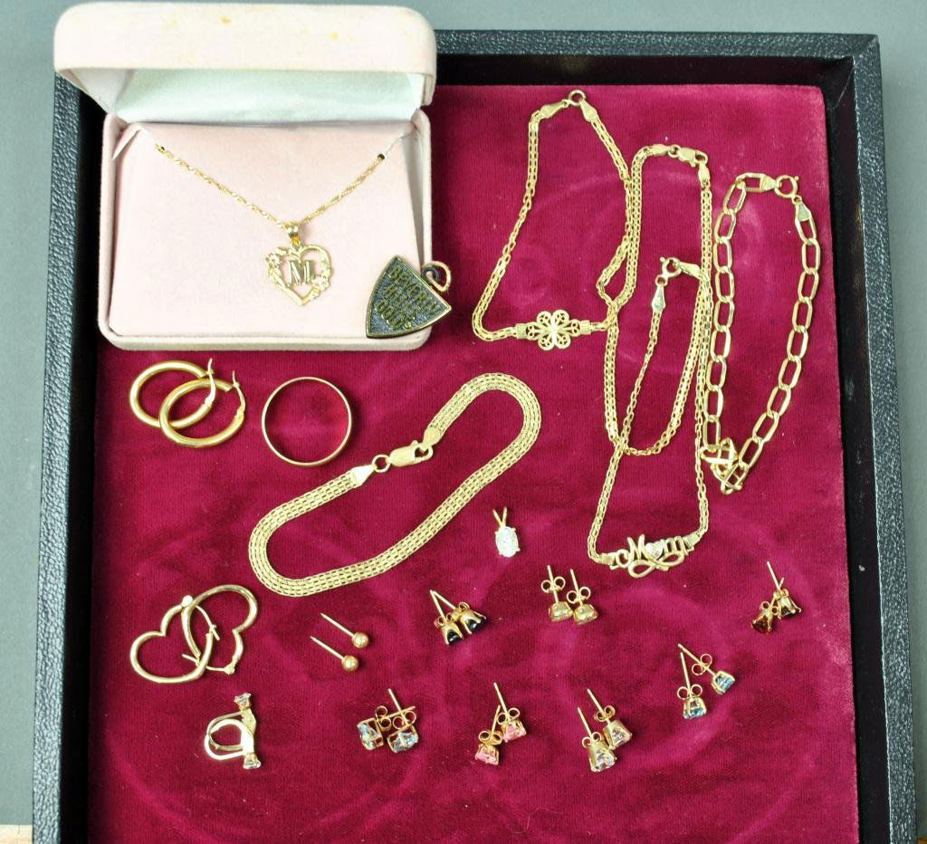 19-PIECE GOLD JEWELRY GROUP: 14K includes four chain link bracelets, a Beverly Hills Gold neckchain and heart pendant of initial 'M', ten pairs of ear studs in various colored stones, a wedding band and a pendant, a pair of 18K h