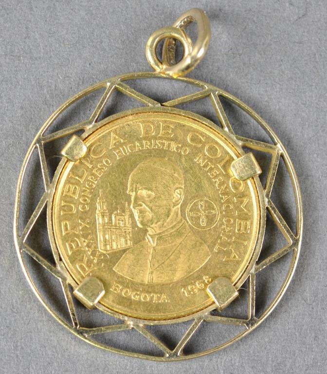 1968 COLUMBIA 100 PESOS GOLD COIN PENDANT: Pope Paul VI, marked .900 gold, yellow gold bezel setting tests 14K, 7.4gms.