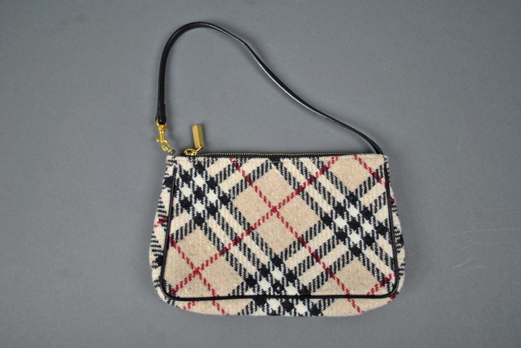 SMALL BURBERRY PLAID KNIT HANDBAG: with leather strap and trim, interior stamped, "Burberry / London / Made in Italy", 6x9in.