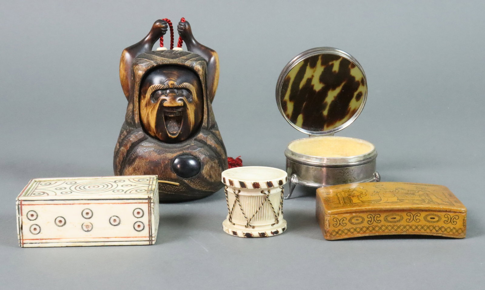 DIVERSE GROUP OF (5) COLLECTIBLE NOVELTY BOXES: including 2 likely Napoleonic prisoner-of-war miniature decorated boxes in bone- one a drum-form box containing 32 dominos, 1.25x1.5in., the other a slide-top box revealing an articulated turtle with 