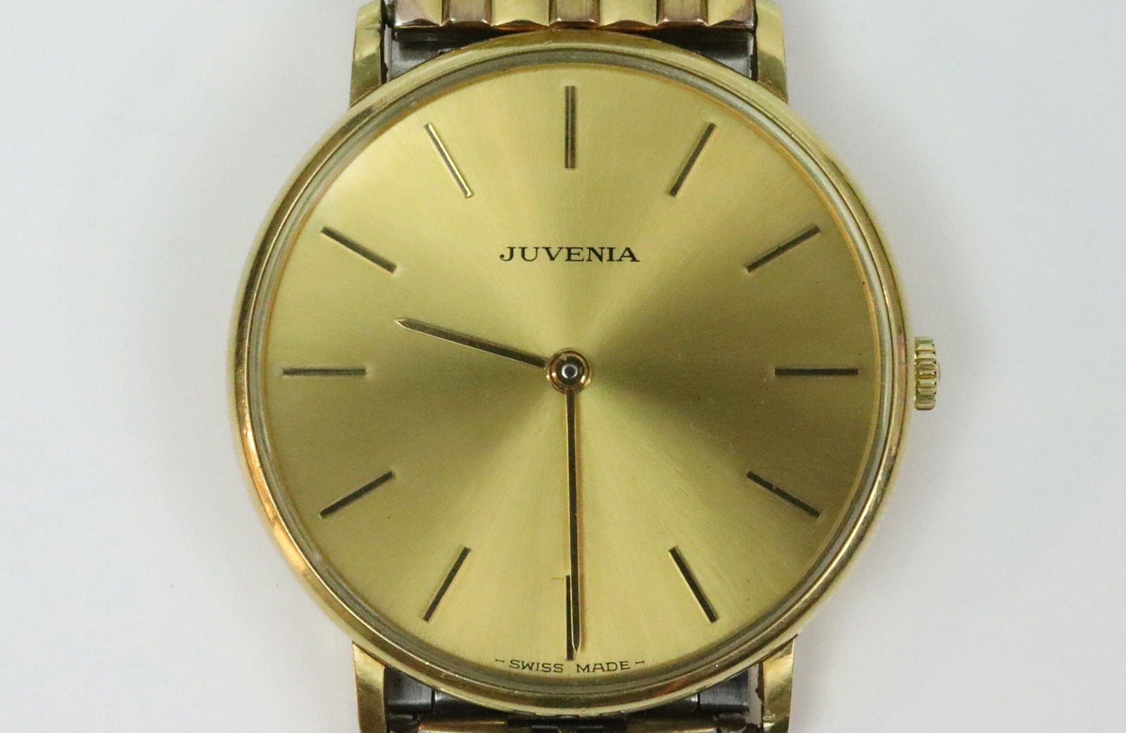 JUVENIA 18K GOLD CASE WATCH: 33mm, gold tone dial marked 'Juvenia Swiss Made', case interior stamped 'Juvenia Fab Suisse Juvenia Mfg. Swiss 18K/750', and with Helvetia punch, case exterior with presentation inscription and number